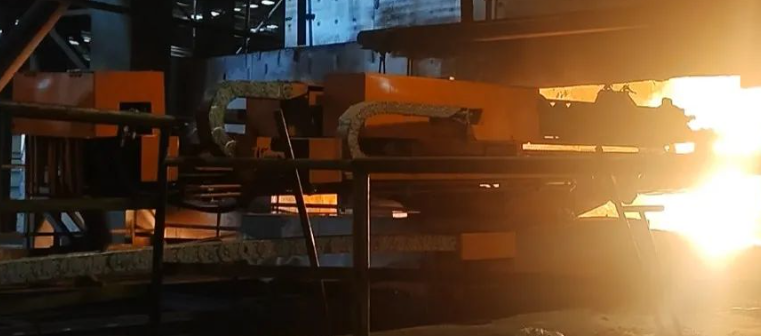 出爐機(jī)器人在礦熱爐行業(yè)的應(yīng)用：解決行業(yè)痛點(diǎn)，提升生產(chǎn)效率